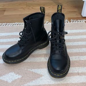 BLACK DR MARTENS SIZE 5